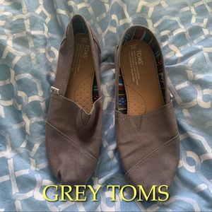 GREY TOMS